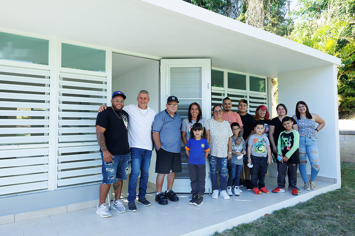 Marcos, Yaidy y familia, celebran la alegría de tener un nuevo hogar seguro y resiliente, gracias al programa R3 de los fondos CDBG-DR.