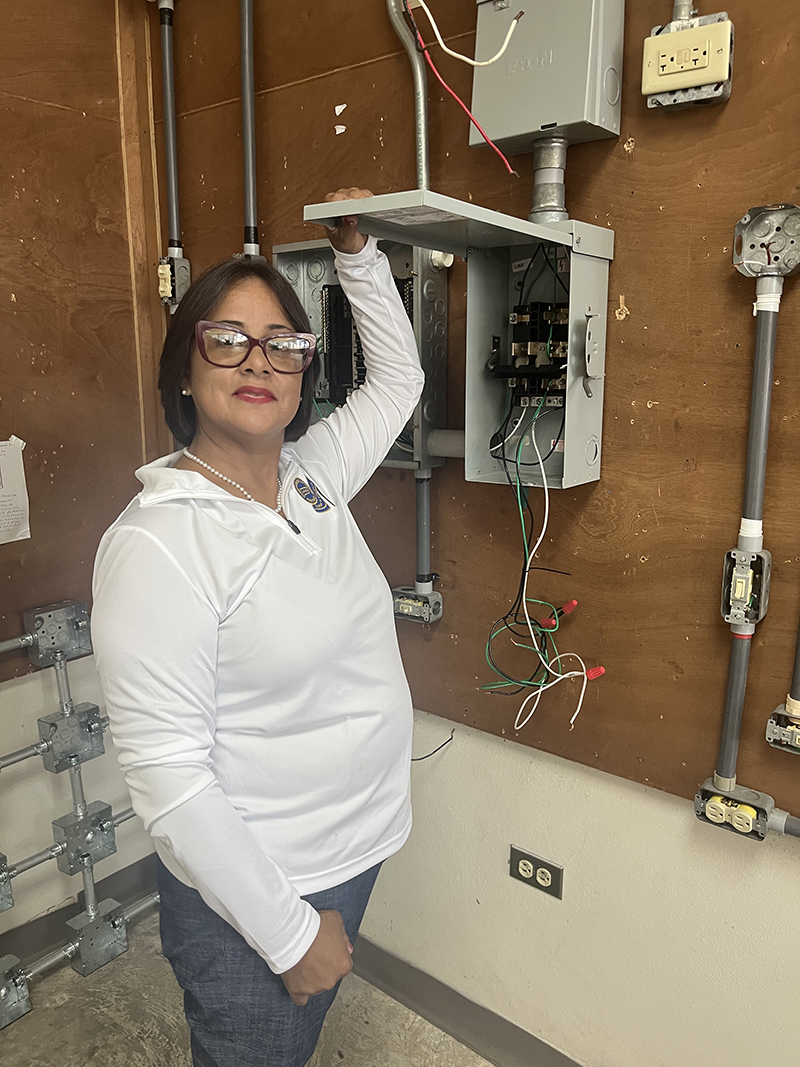 Juanita Santiago es una perito electricista con más de 30 años de experiencia.