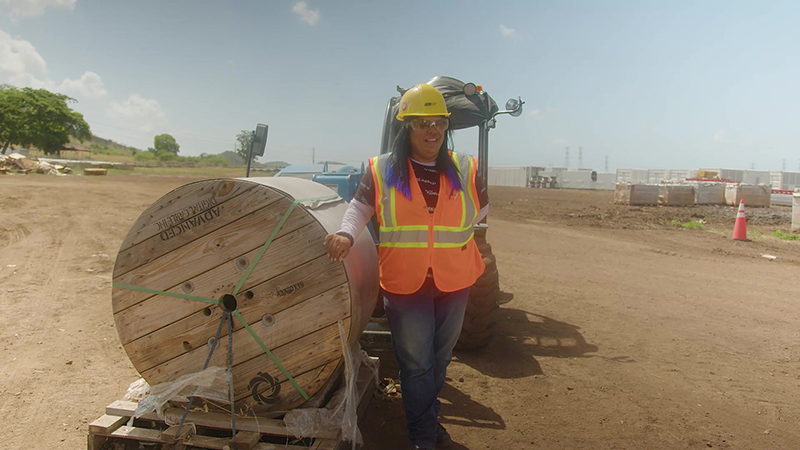 Carla Michelle Quiñones Ríos nos comparte su historia de recuperación 
desde su trabajo en la finca de placas solares en Salinas.